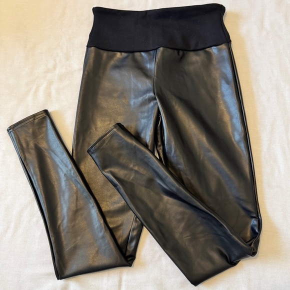 Spanx Assets Small All Over Leggings ~ Black Shiny Faux Leather Slimming - Picture 1 of 8